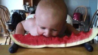 宝宝吃瓜可爱模样,吃瓜瞬间萌化人心