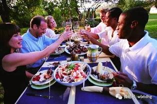 外出聚餐吃瓜姿势,共享美食，品鉴人生百态