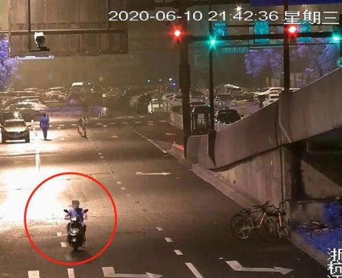 民警查看监控吃瓜,民警意外捕捉到趣味一幕