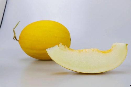 小孩吃两个瓜还说瓜甜,童趣盎然