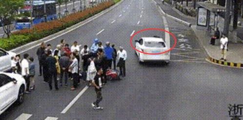 吃瓜群众车祸翻车,惊险瞬间引发社会关注