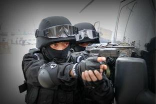 滁州特警吃瓜,趣味互动展现警民和谐