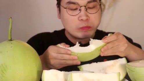 韩国帅哥吃葫芦瓜,趣味横生瞬间引网友热议