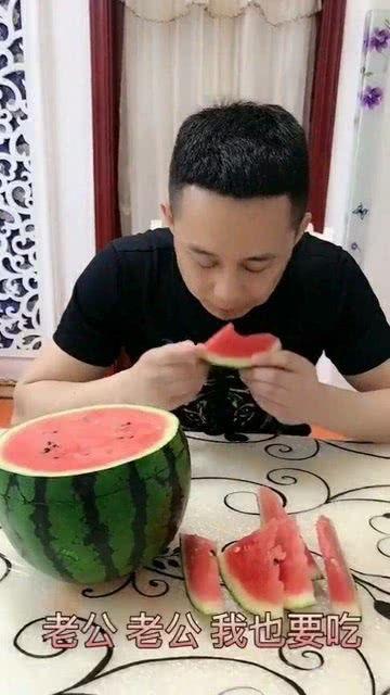 老公自己吃瓜,揭秘家庭甜蜜生活片段