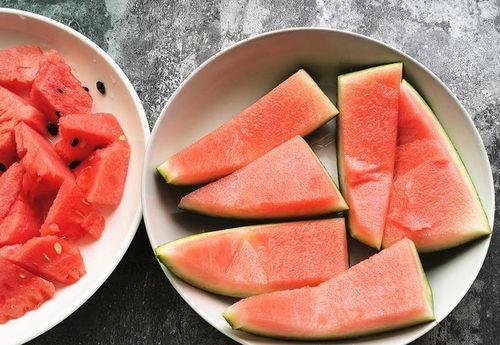 在教室做热门吃瓜,揭秘校园里的八卦风云