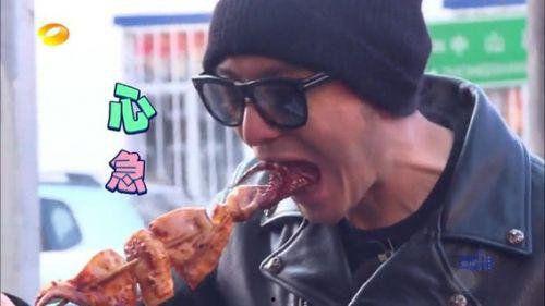 吃瓜魔性视频,魔性吃瓜视频走红网络，笑料百出引网友热议